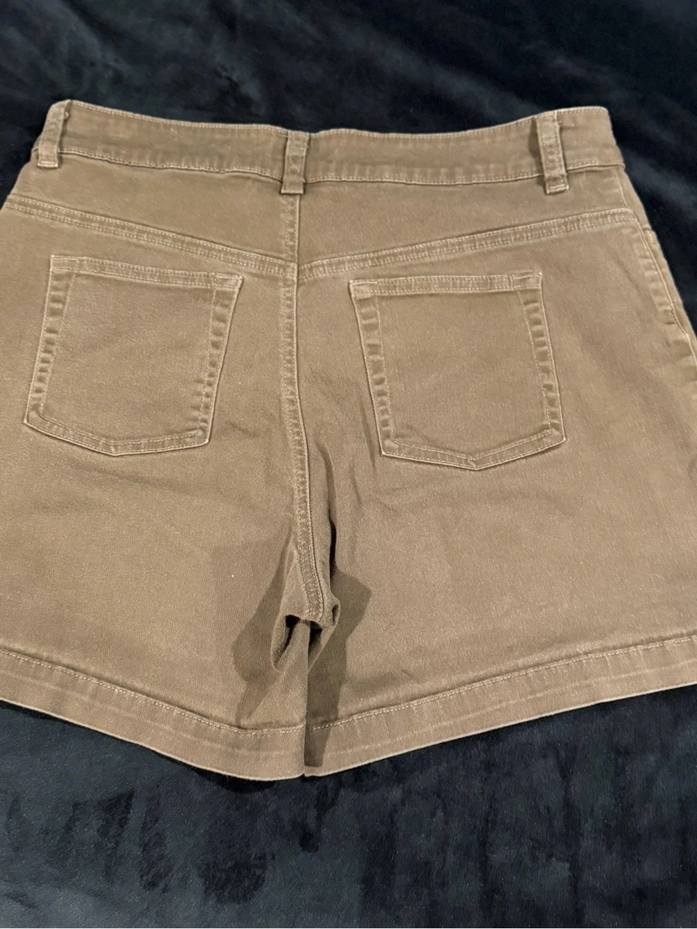 Lee Women’s -Just below the waist -brown khaki short size 8